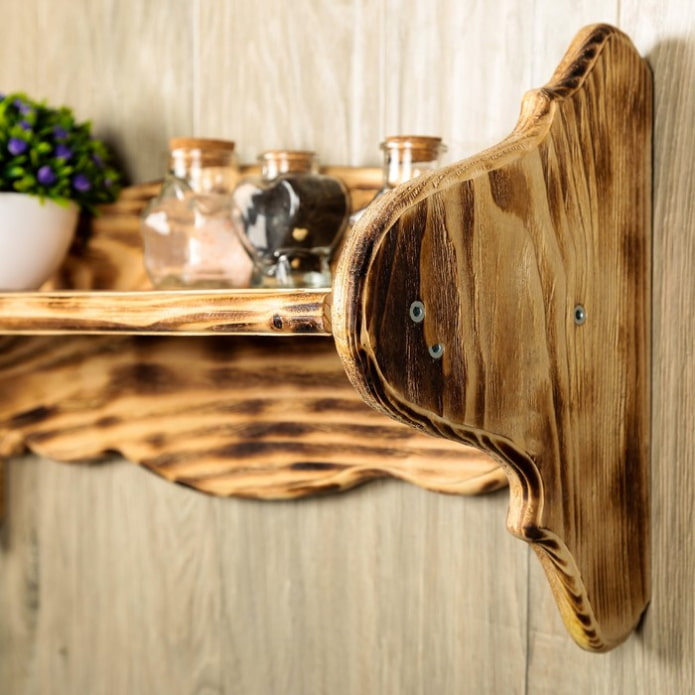Estante de madera carbonizada