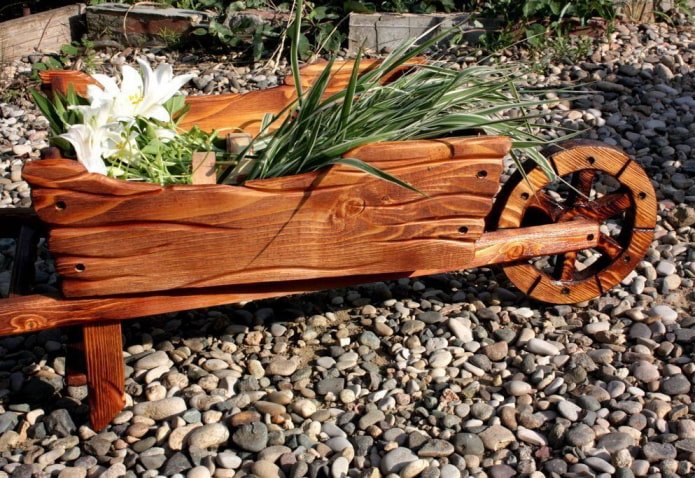 Macizo de madera quemada en forma de carro