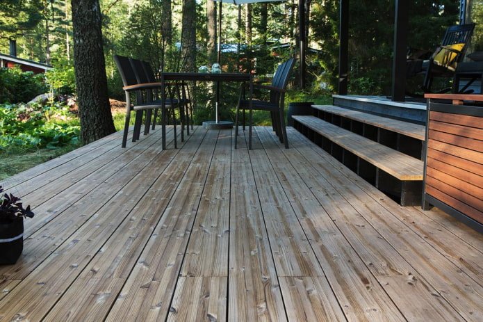 terraza con revestimiento de tablas quemadas