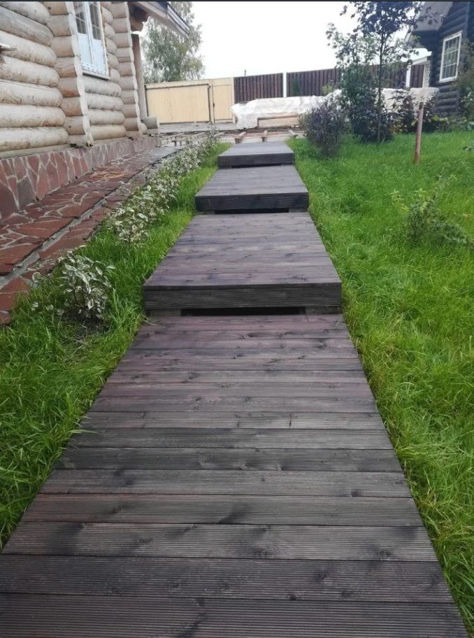 acera hecha de alerce quemado