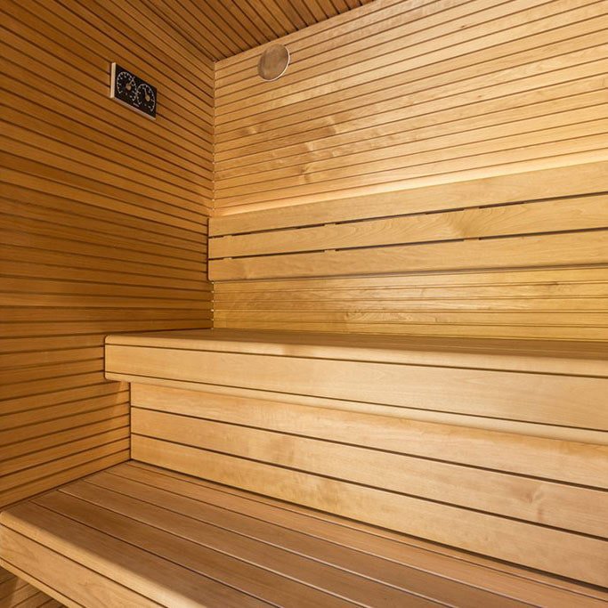 Paneles de luz estrechos en la decoración de la casa de baños