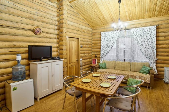 Cortinas en el comedor de una dacha
