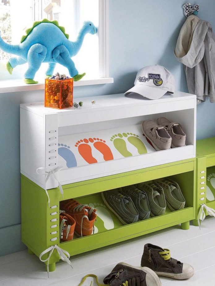Zapatero infantil en el interior