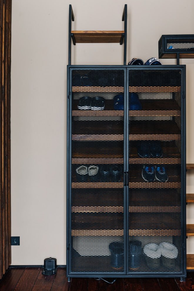Zapatero en el interior del recibidor estilo loft