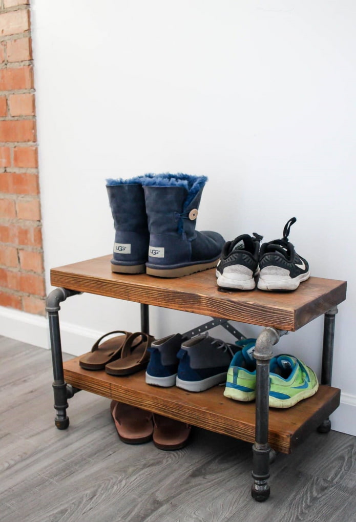 Zapatero en el interior del recibidor estilo loft