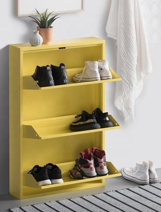 Zapatero amarillo en el pasillo