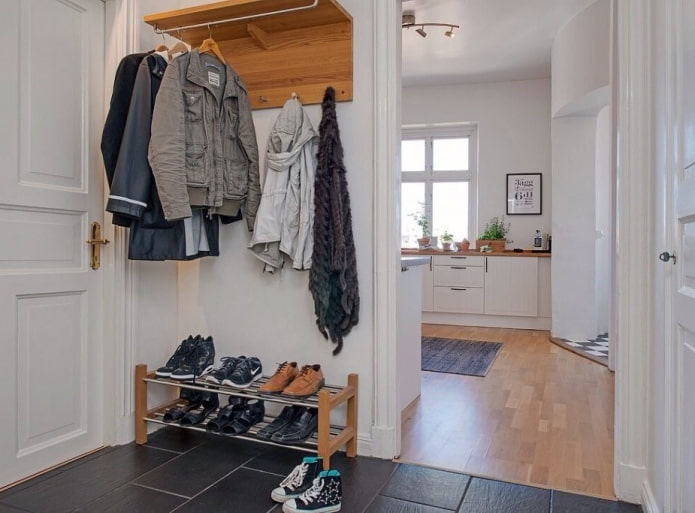 zapatero en el interior del pasillo en estilo escandinavo
