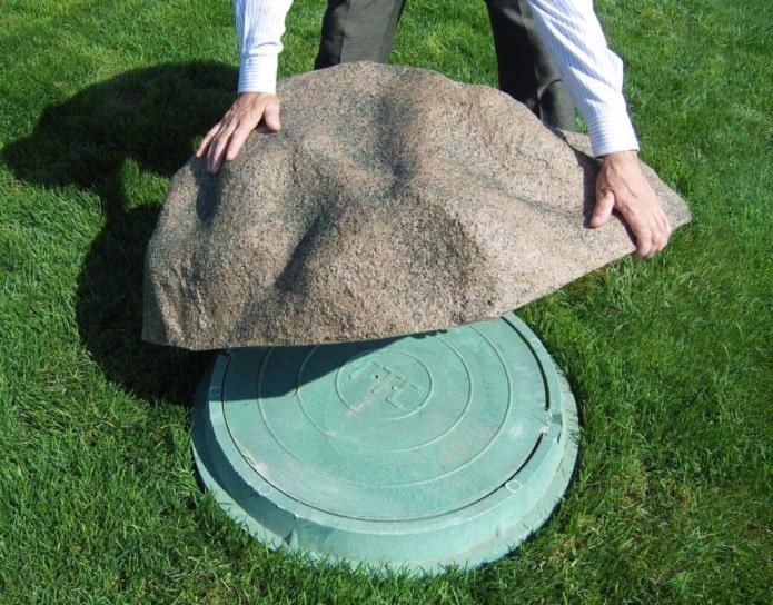 Decoración de tanque séptico con piedra falsa