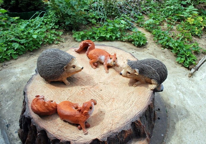 tapa decorativa de una fosa séptica con erizos y ardillas