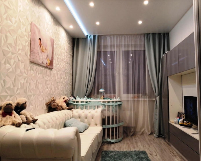 cuna infantil en un apartamento de una habitación