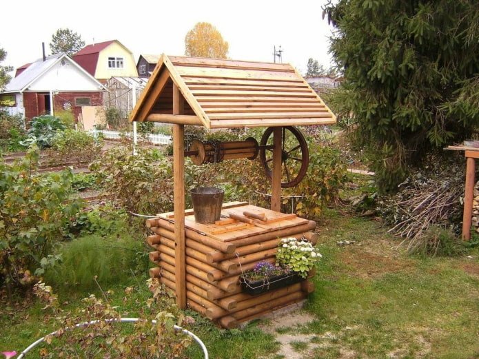 pozo de madera con volante