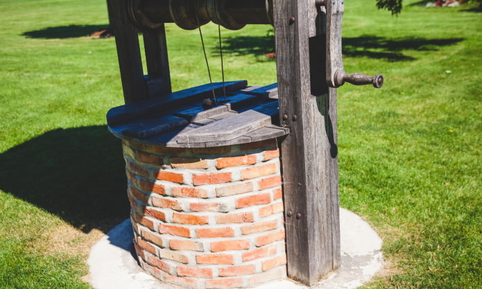pozo de madera y ladrillo