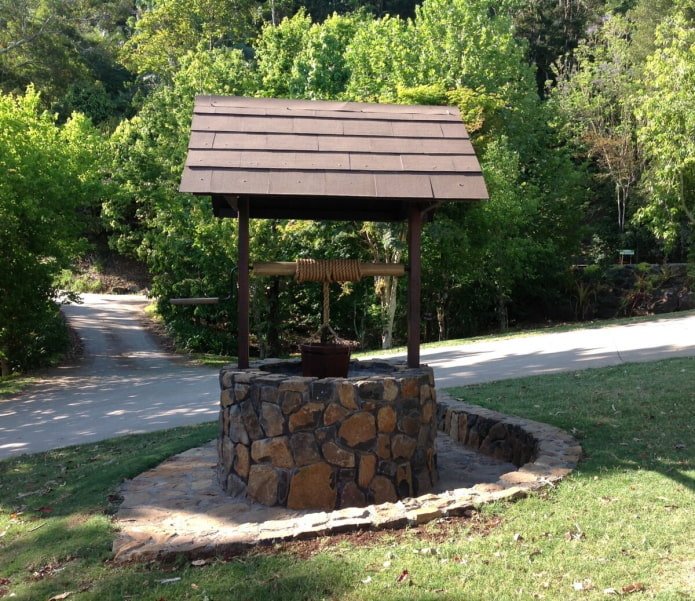 decoración de un pozo de piedra