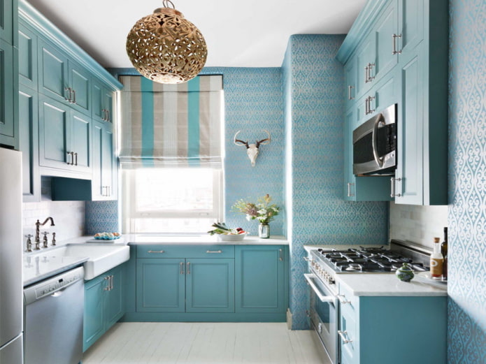 Cocina azul con persianas romanas