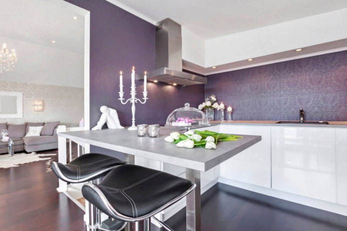 papel pintado morado en la cocina