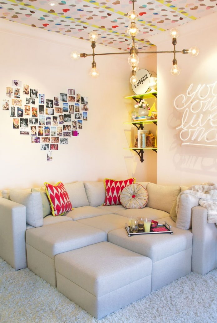 Fotos en forma de corazón en la pared del interior