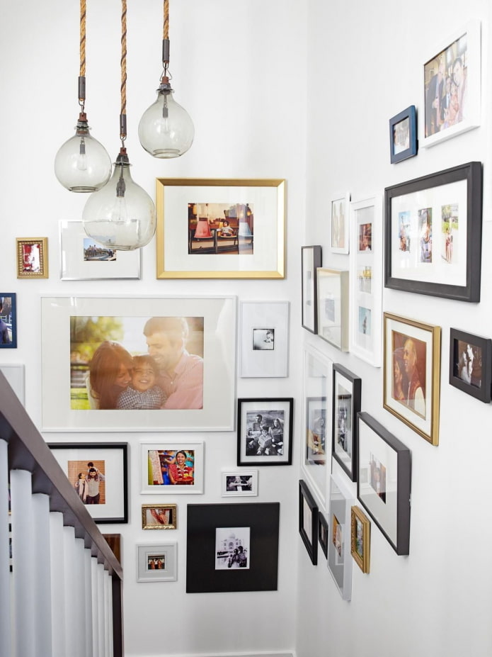 fotos enmarcadas en la pared del interior