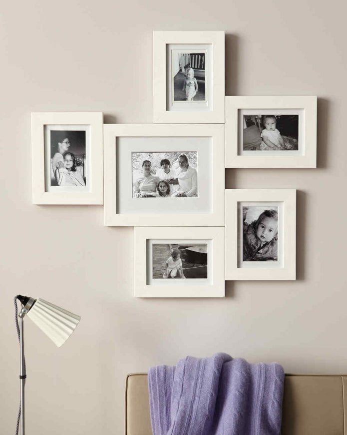 Fotos enmarcadas en la pared del interior