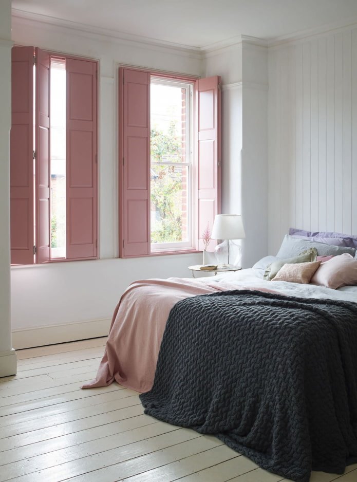 Persianas rosas en el dormitorio