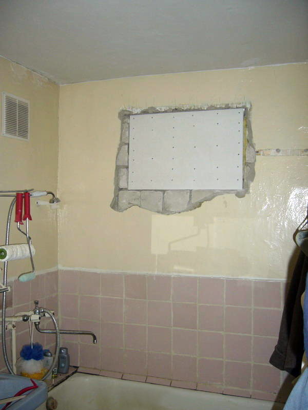 Ventana cubierta con placas de yeso