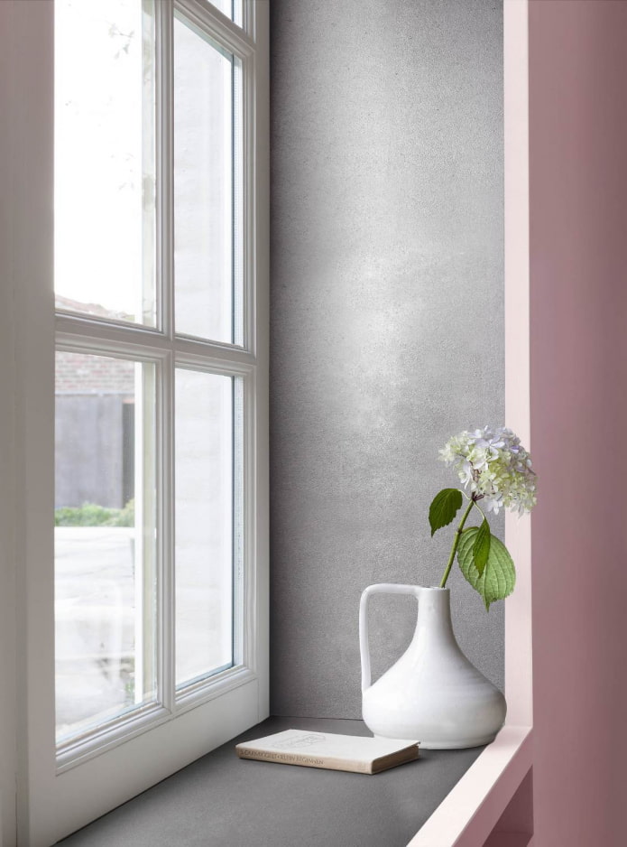 yeso decorativo gris en las pendientes de la habitación rosa
