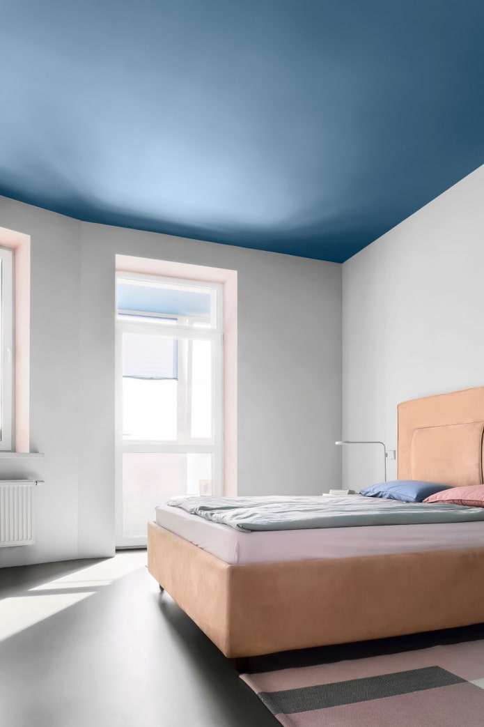 pendientes rosas en un dormitorio blanco