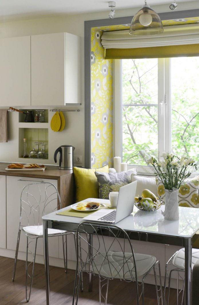 papel pintado amarillo con flores en pendientes en la cocina