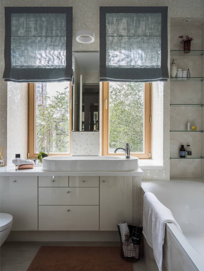 mosaico beige en pendientes en el baño