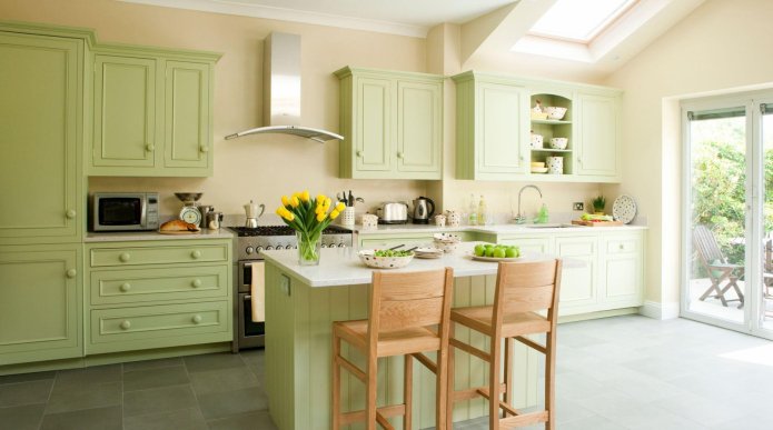 cocina verde de estilo clásico