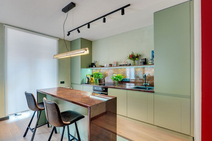Cocina con fachadas verde mate