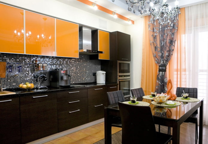 interior de cocina en tonos negros y naranjas