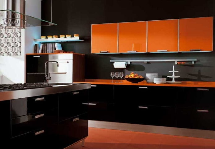 interior de cocina en tonos negros y naranjas