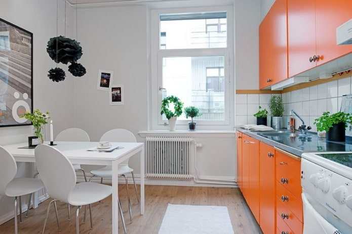 Interior de cocina en tonos naranja y blanco