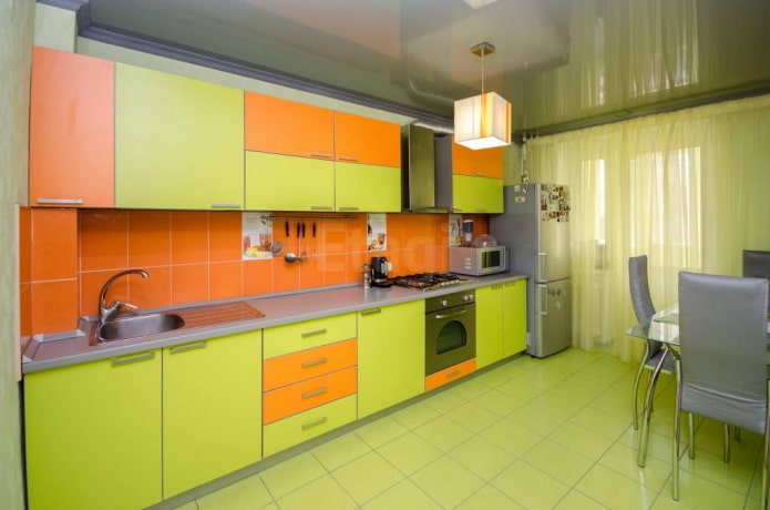 Interior de cocina en tonos naranja y verde
