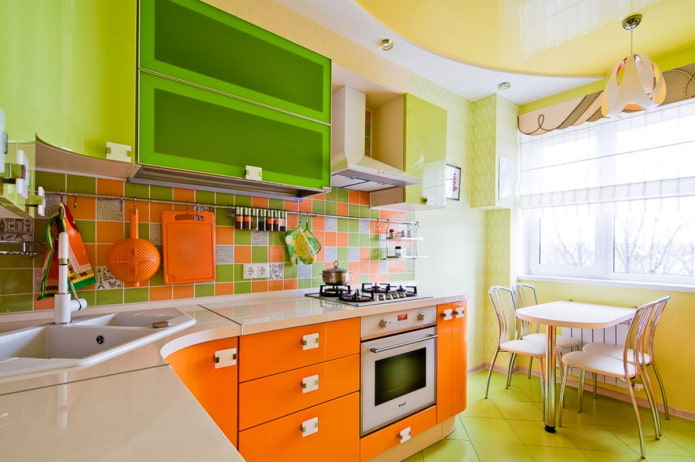 Interior de cocina en tonos naranja y verde