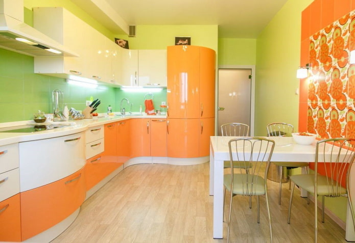 Interior de cocina en tonos naranja y verde