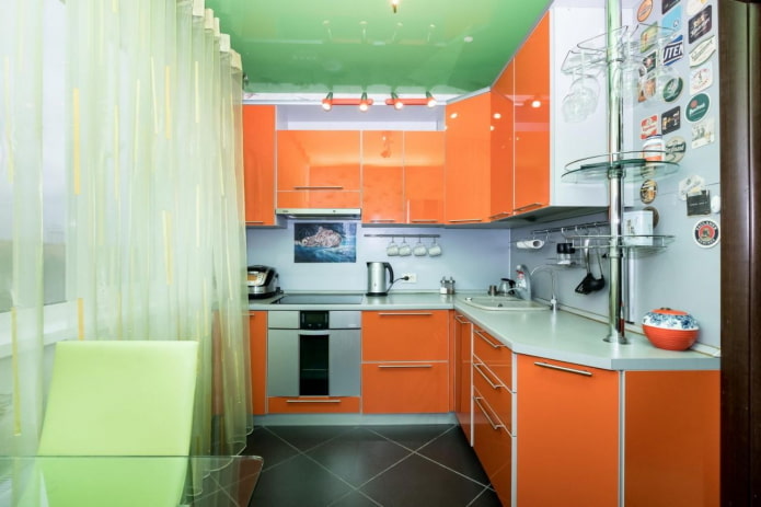 Interior de cocina en tonos naranja y verde