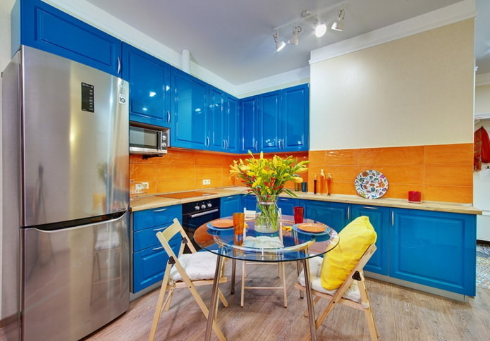 Interior de cocina en tonos naranja y azul