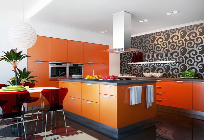 Papel pintado en el interior de la cocina en tonos naranjas