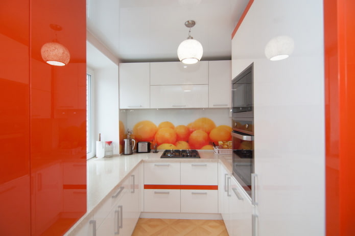 Delantal en el interior de la cocina en tonos naranjas