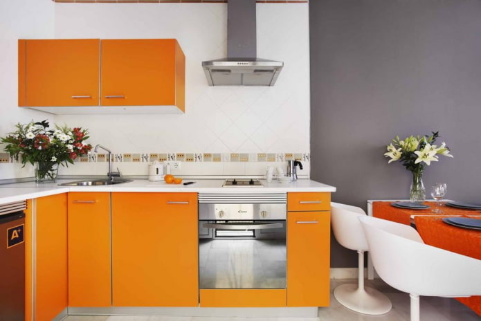 Decoración de interiores de cocina en tonos naranjas