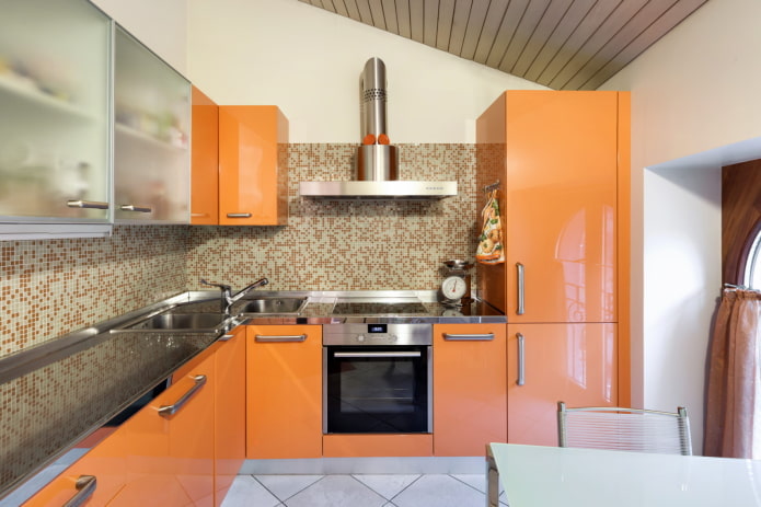Delantal en el interior de la cocina en tonos naranjas