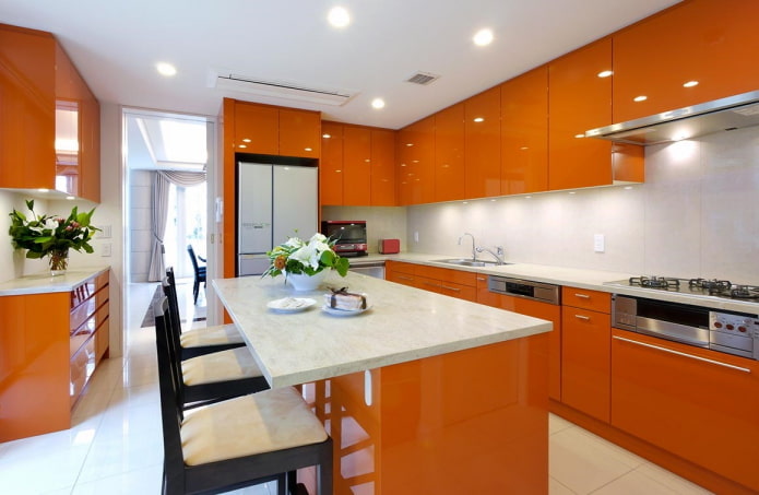 Encimera en el interior de la cocina en tonos naranjas