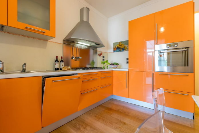 muebles y electrodomésticos en la cocina en tonos naranjas