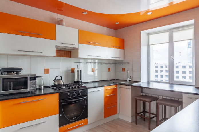 Cortinas en tonos naranjas para el interior de la cocina