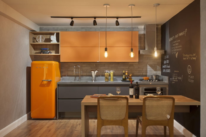 Interior de la cocina en tonos gris-naranja