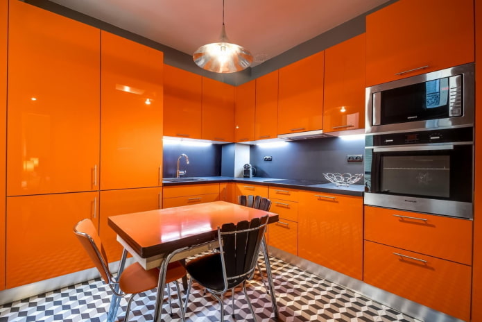 Interior de cocina en tonos gris anaranjado