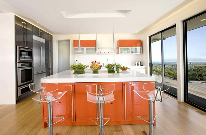 muebles y electrodomésticos en la cocina en tonos naranjas
