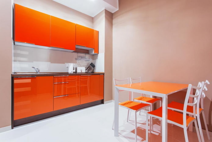 Interior de cocina en tonos beige y naranja