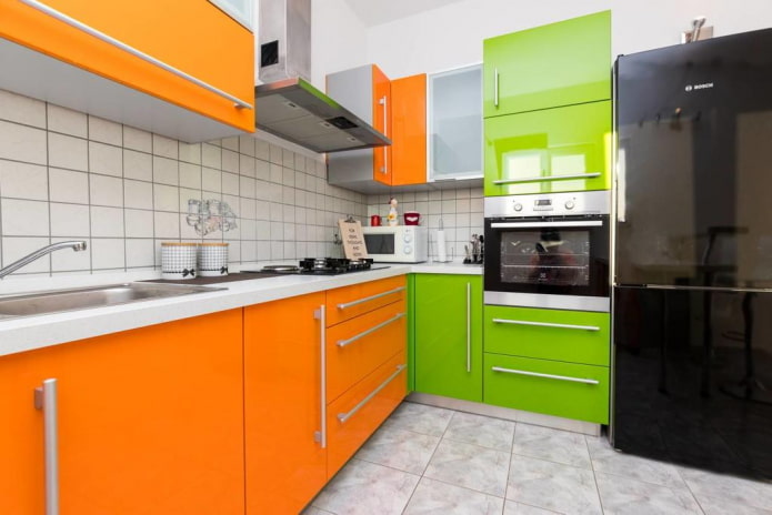 muebles y electrodomésticos en la cocina en tonos naranjas
